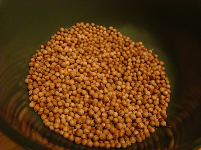Un-crushed coriander